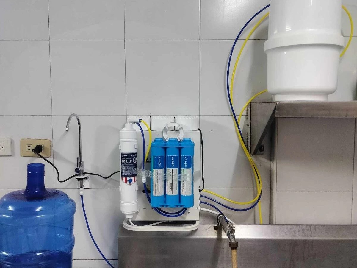 Wall-mounted Karofi RO water purifier in a commercial kitchen