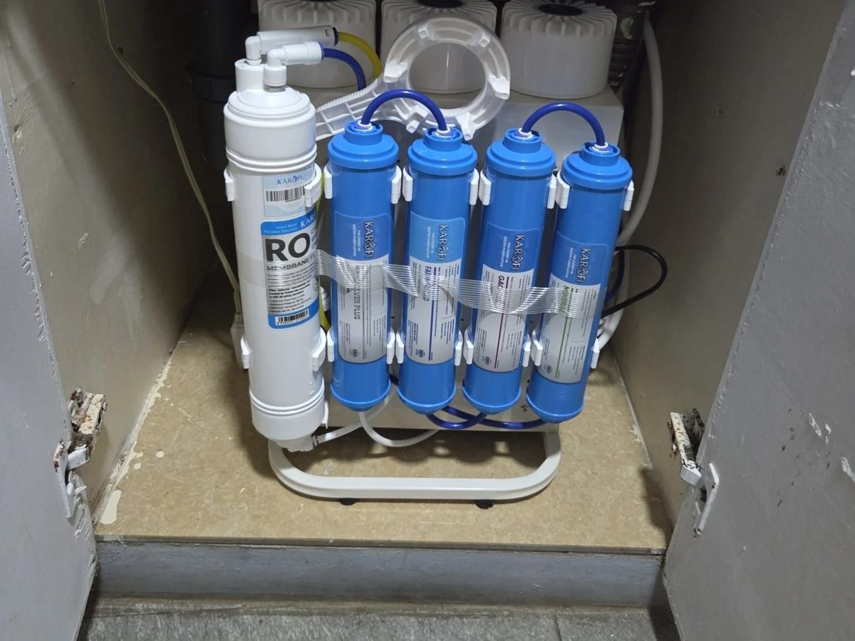 Karofi RO water purifier installed under a kitchen sink