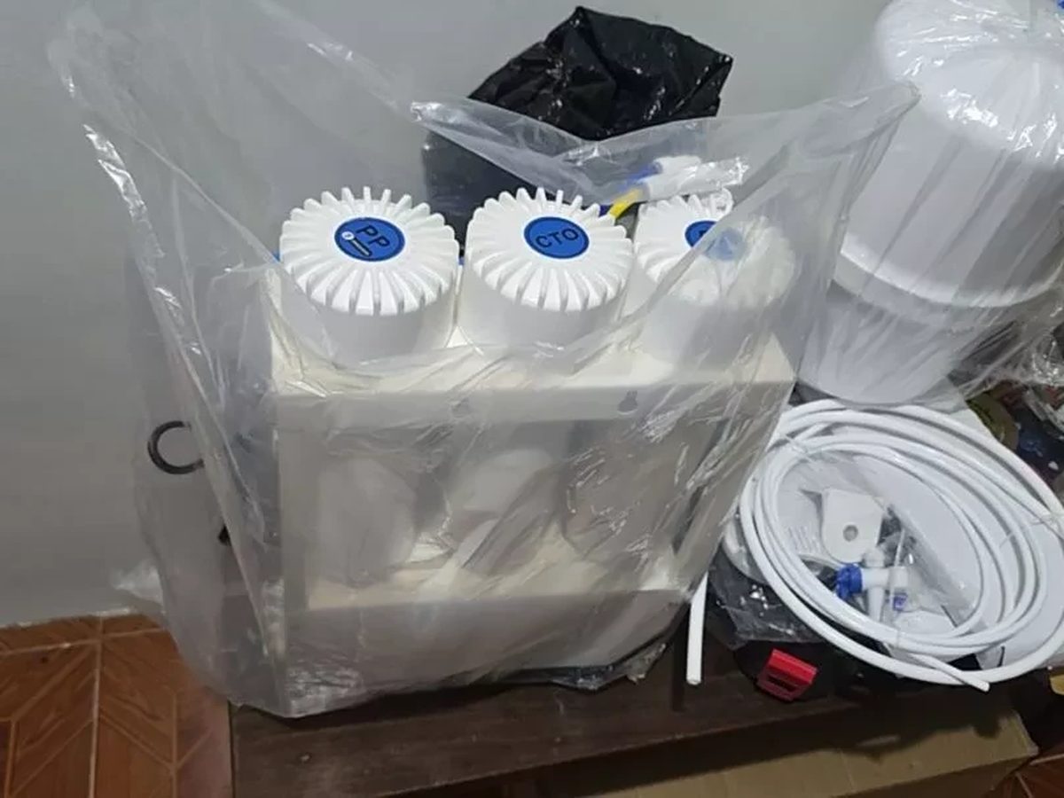 Karofi RO water purifier and accessories being unboxed